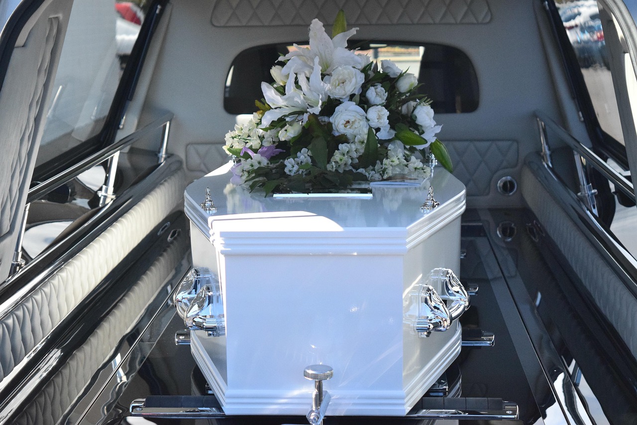 En esta fotografía, vemos un coche fúnebre con un ataúd